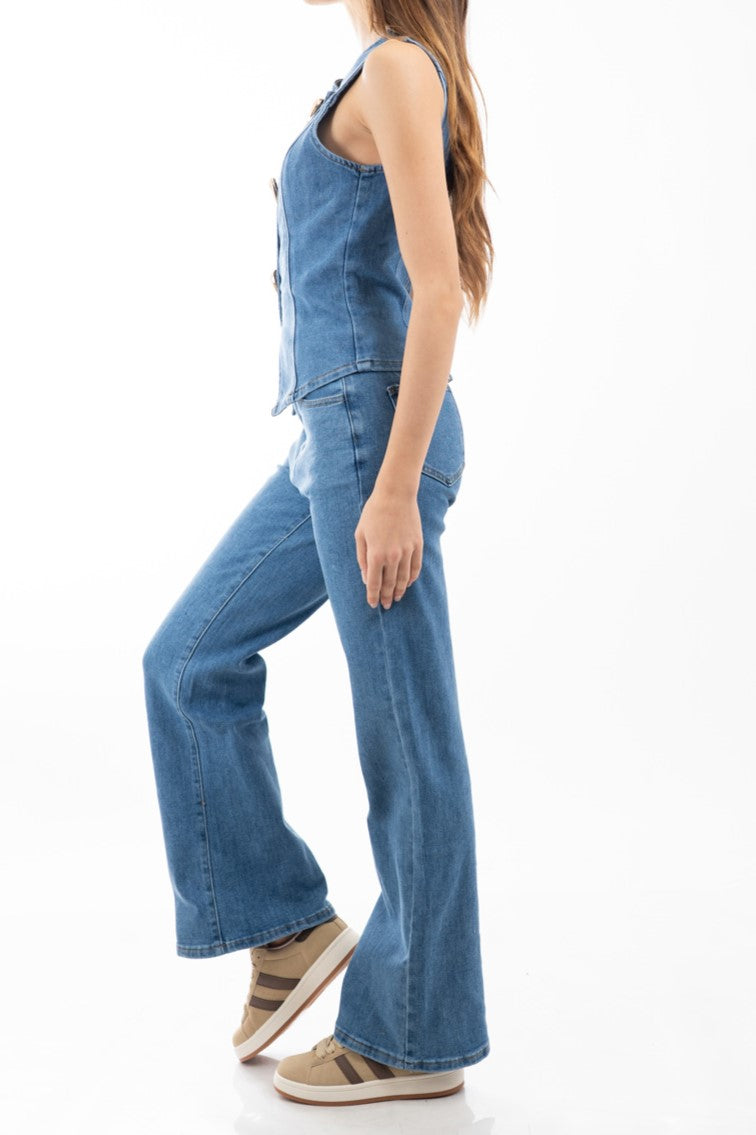 modella indossando Completo in denim elasticizzato con gilet incrociato e pantalone svasato colore