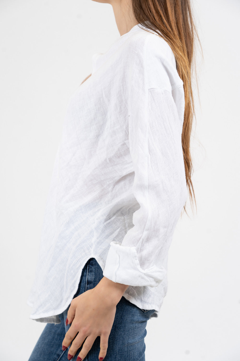 Camicia in lino con collo coreano e spalla scesa.