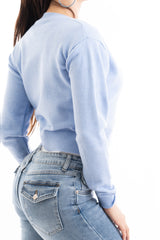 modella indossando Giacchino corto in filato primaverile con scollo a V e bottoni colore