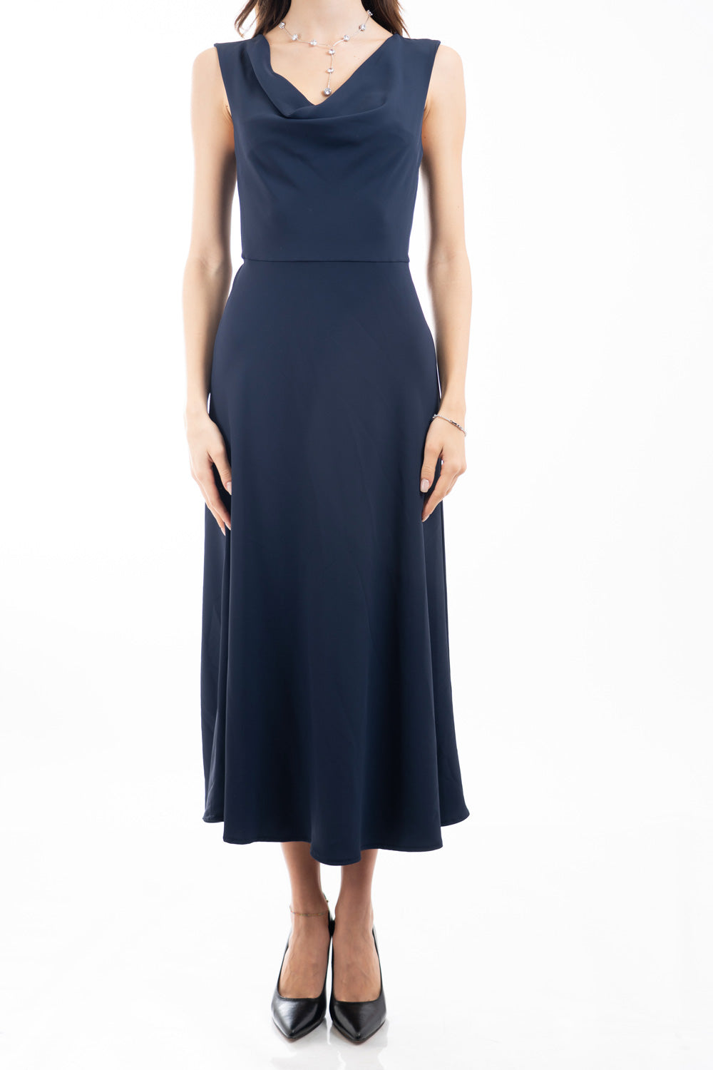 modella indossando Abito lungo smanicato con scollo drappeggiato e taglio in vita Blu colore Blu