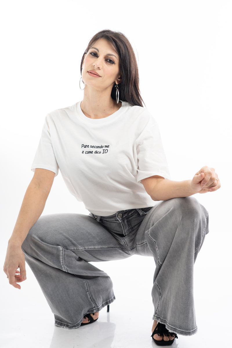 modella indossando T-shirt scritta “Pure secondo me è come dico io” colore