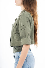 modella indossando Giacca crop in cotone stile denim con ricamo traforato e bottoni metallici colore