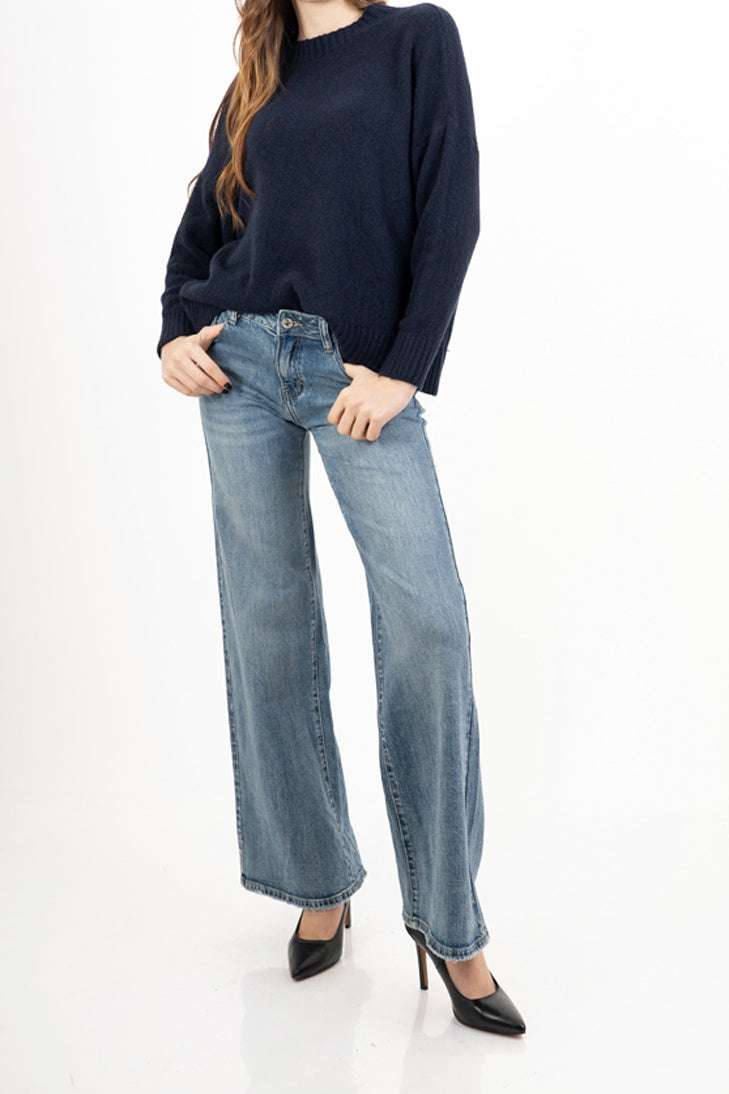 modella indossando Maglia girocollo morbida a spalla scesa in filato caldo colore