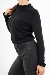 modella indossando Maglia SoftLurex con micro paillettes e volant colore Nero Unica