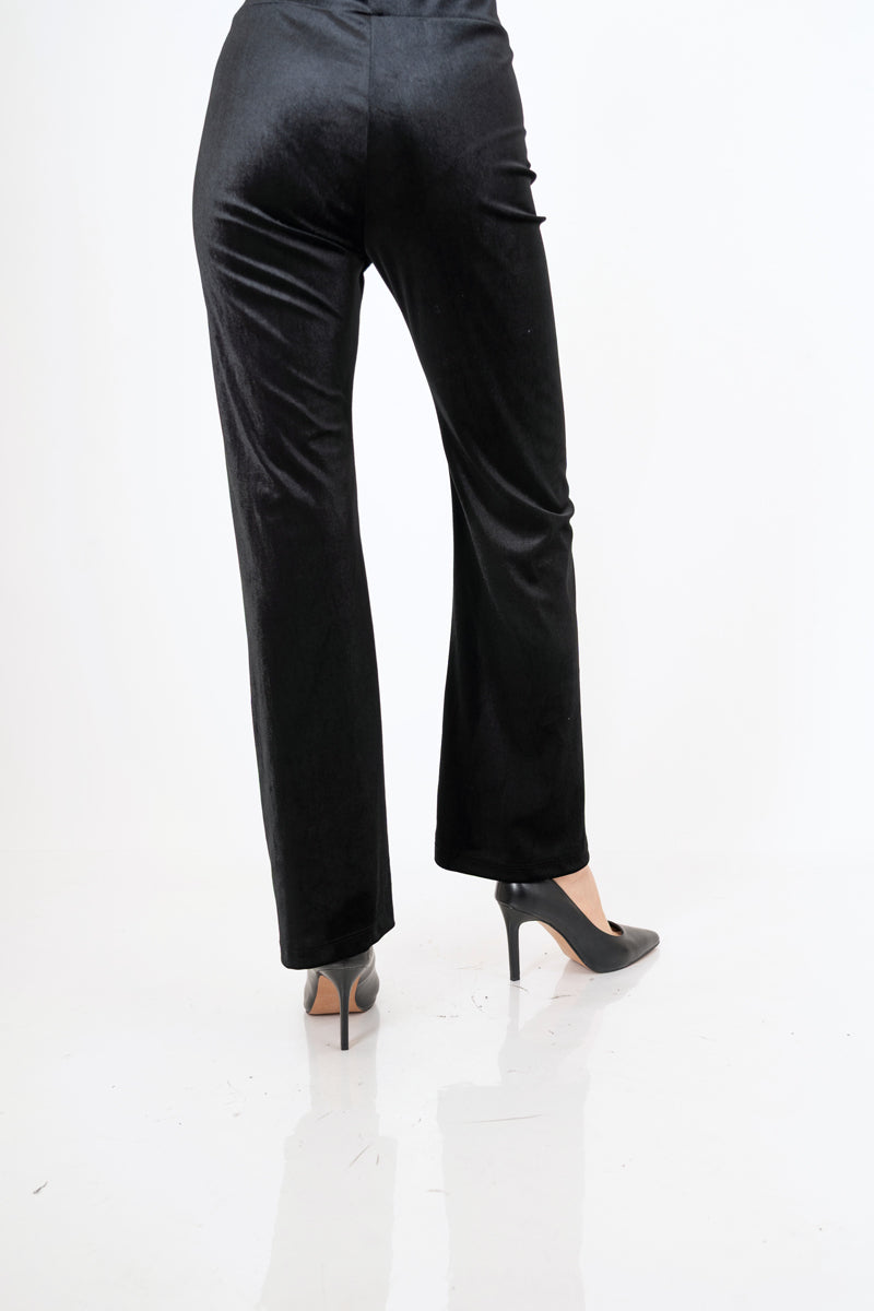 modella indossando Pantalone a zampa in velluto liscio elasticizzato colore