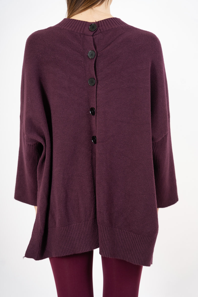 modella indossando Maglia lunga in misto viscosa con bottoni sul retro colore