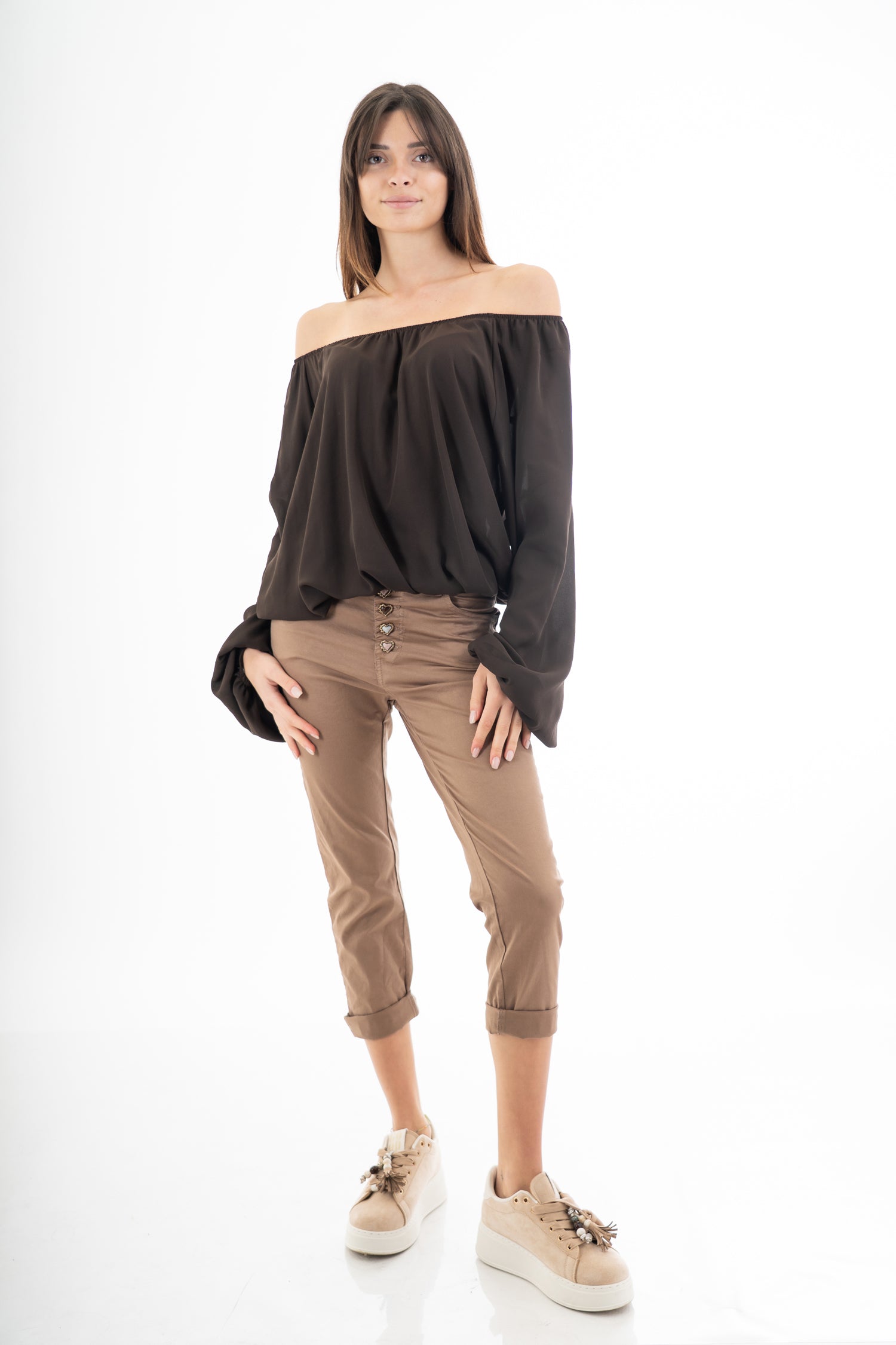 modella indossando Blusa in georgette velata con scollo elasticizzato e manica ampia sblusata colore