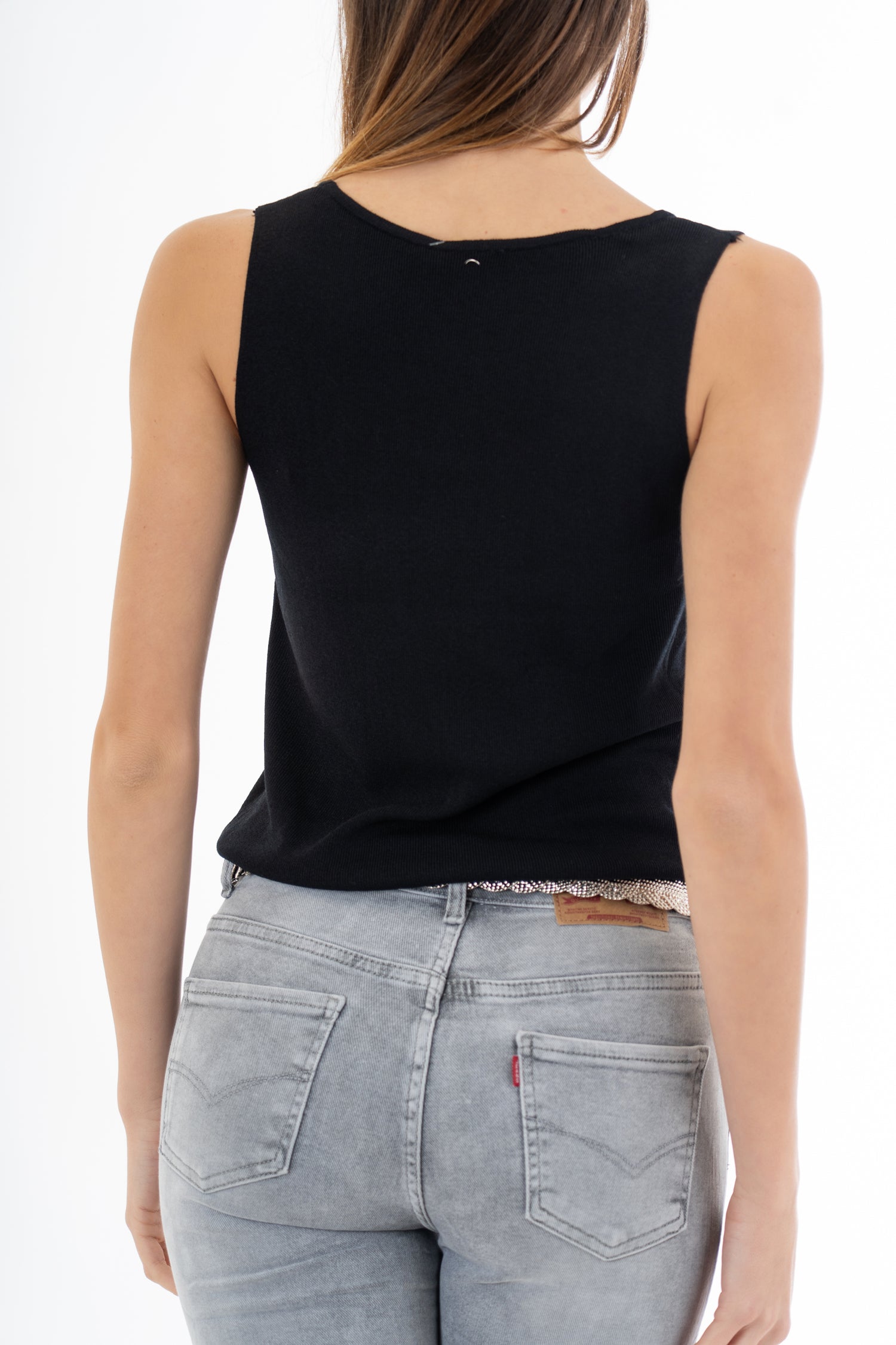 modella indossando Top canotta in filato microcostina di viscosa elasticizzata colore