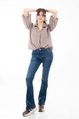 modella indossando Jeans flare elasticizzato con tasche oblique e gamba svasata colore