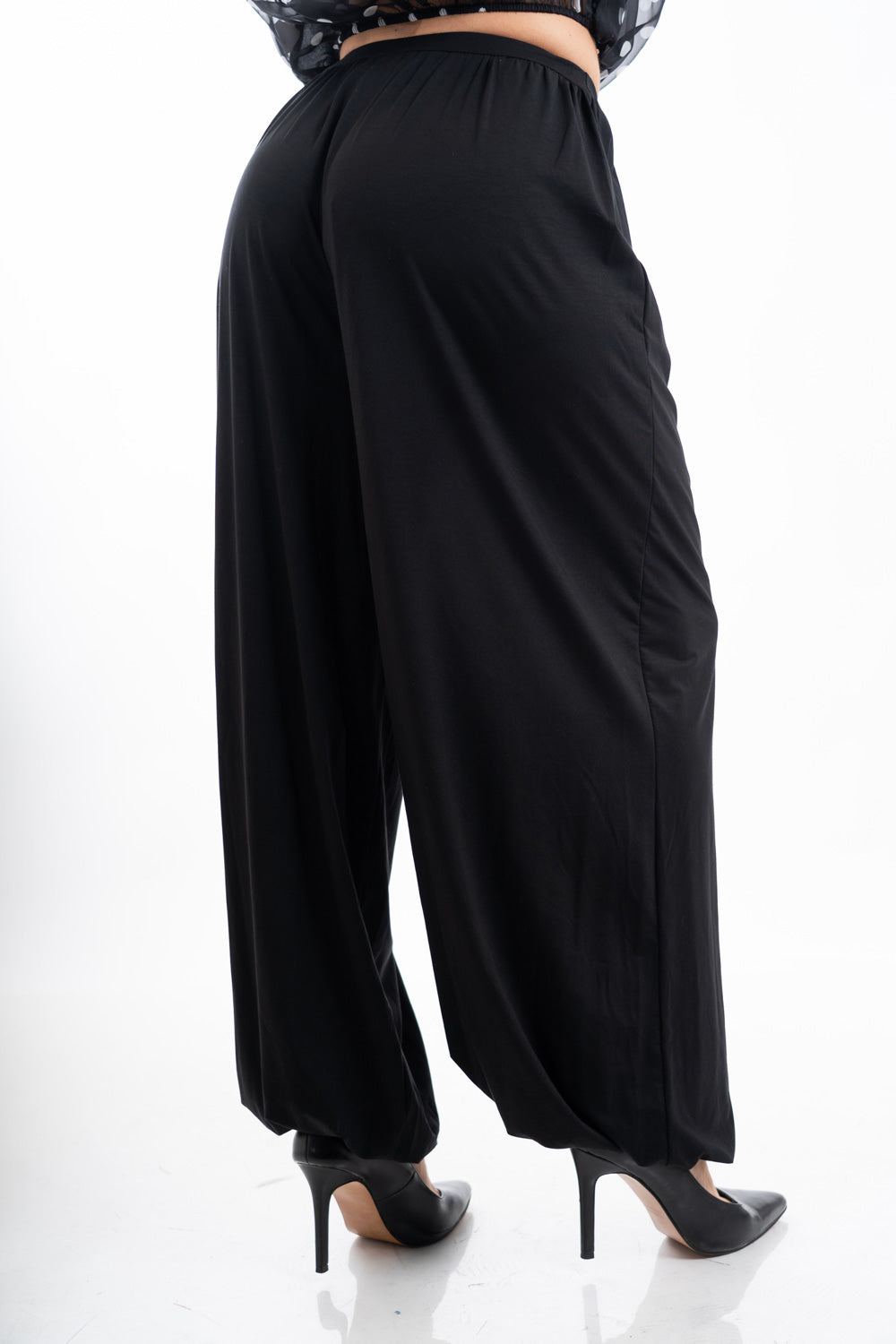 modella indossando Pantalone balloon in viscosa elasticizzata con fondo arricciato colore