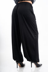 modella indossando Pantalone balloon in viscosa elasticizzata con fondo arricciato colore
