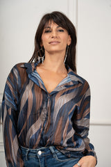 modella indossando Camicia Auralis colore Blu Unica