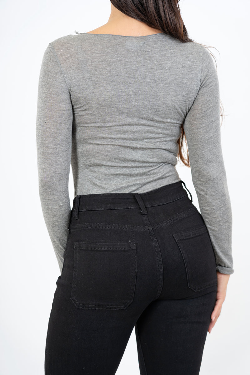 modella indossando Maglia basic girocollo in viscosa elasticizzata con filo laminato colore