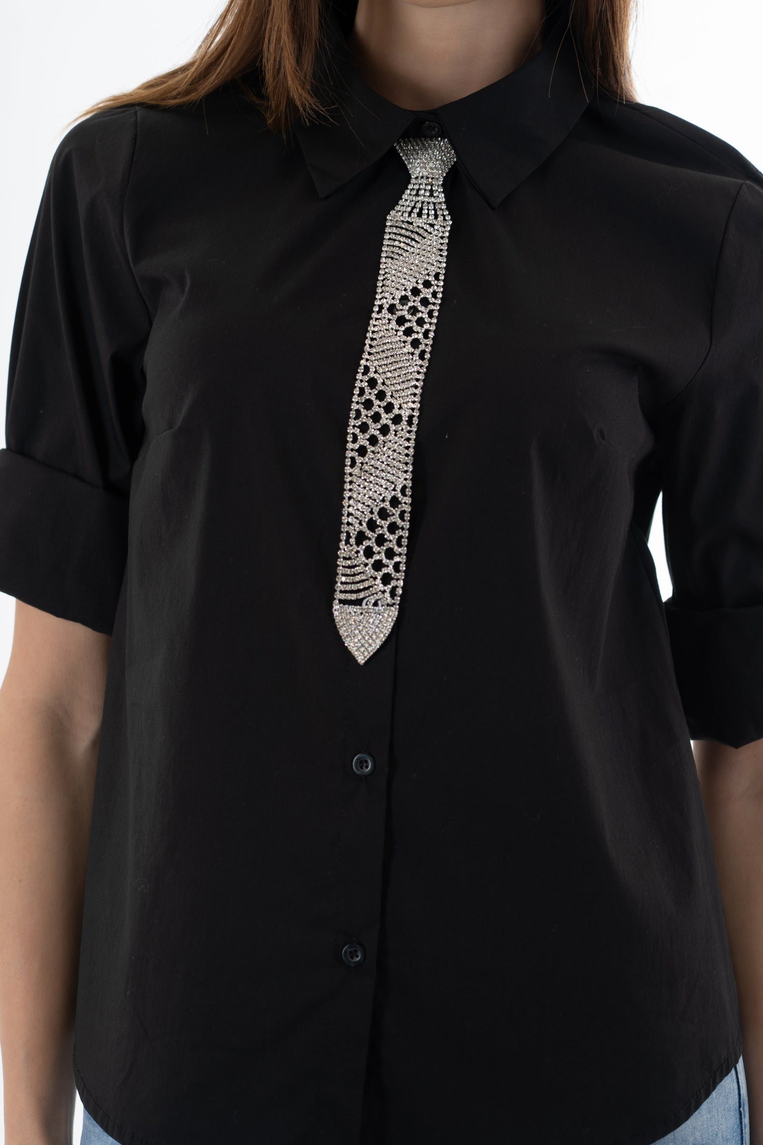 modella indossando Collana gioiello in strass effetto cravatta con pendente a rete colore Argento Unica