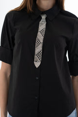 modella indossando Collana gioiello in strass effetto cravatta con pendente a rete colore Argento Unica