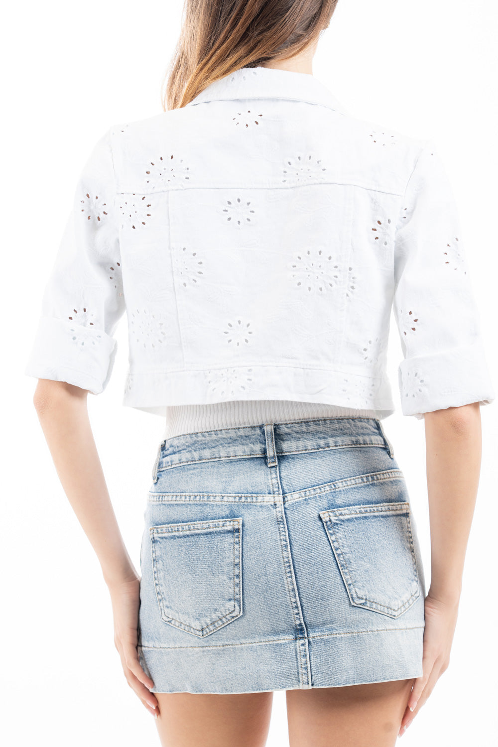 modella indossando Giacca crop in cotone stile denim con ricamo traforato e bottoni metallici colore