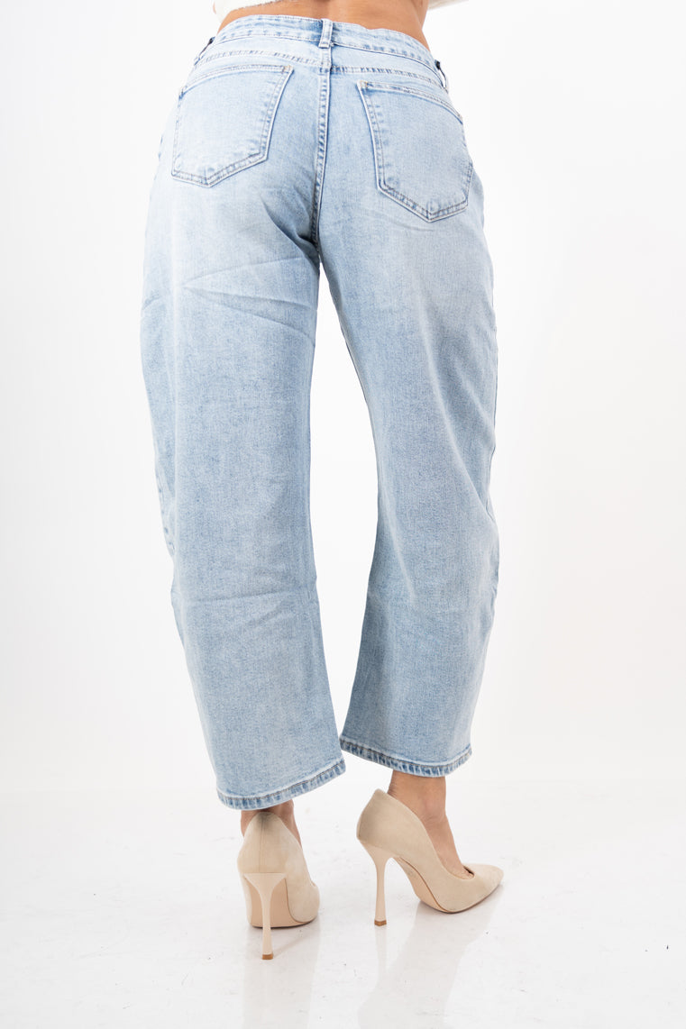 modella indossando Jeans modello barrel a gamba arrotondata in denim chiaro colore