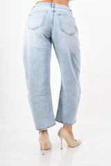 modella indossando Jeans modello barrel a gamba arrotondata in denim chiaro colore