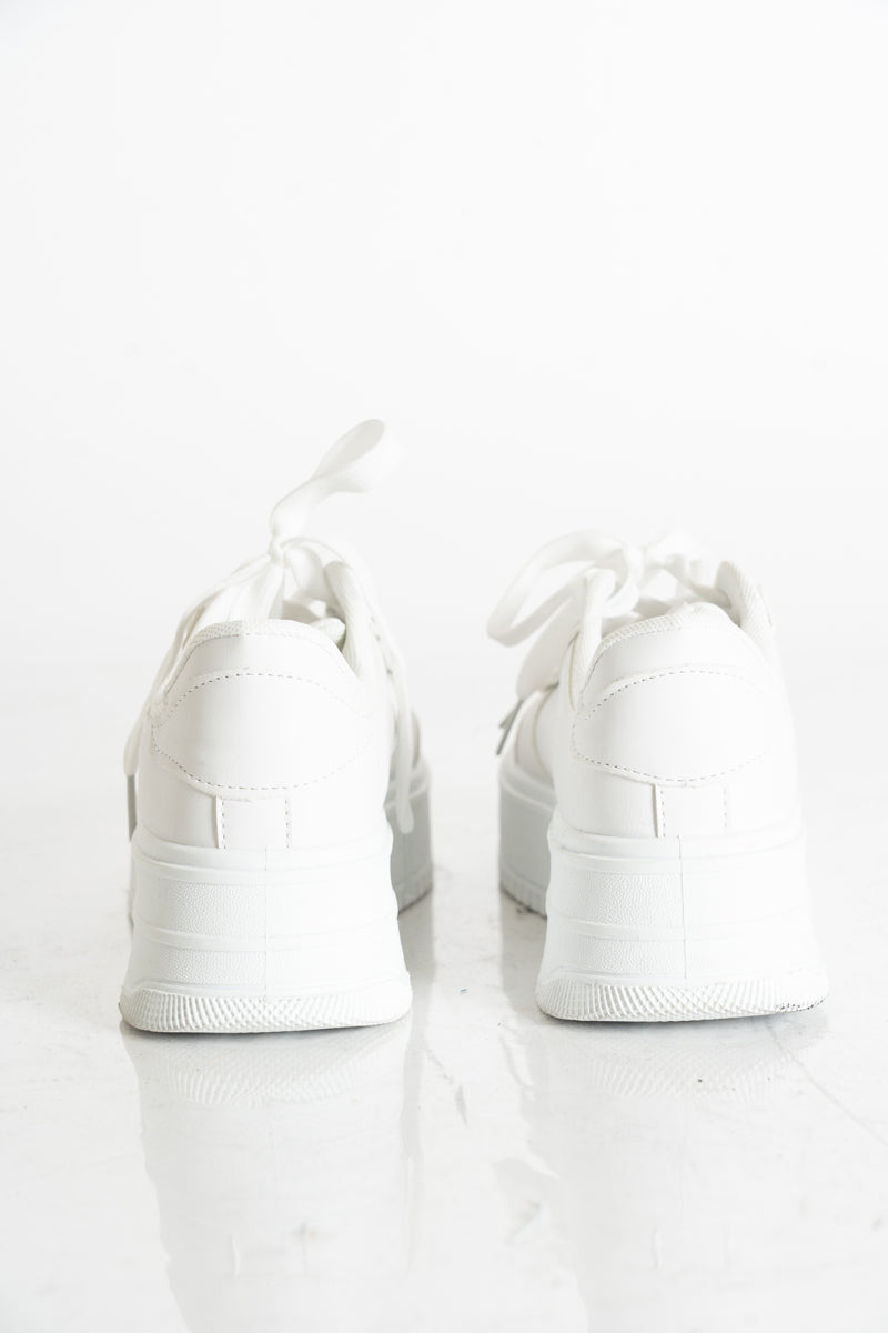modella indossando Sneakers platform bianche con suola alta colore