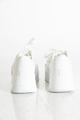 modella indossando Sneakers platform bianche con suola alta colore