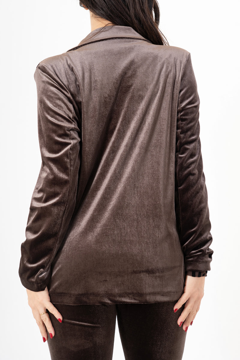 modella indossando Giacca in velluto liscio elasticizzato con bottone rivestito colore