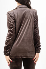 modella indossando Giacca in velluto liscio elasticizzato con bottone rivestito colore