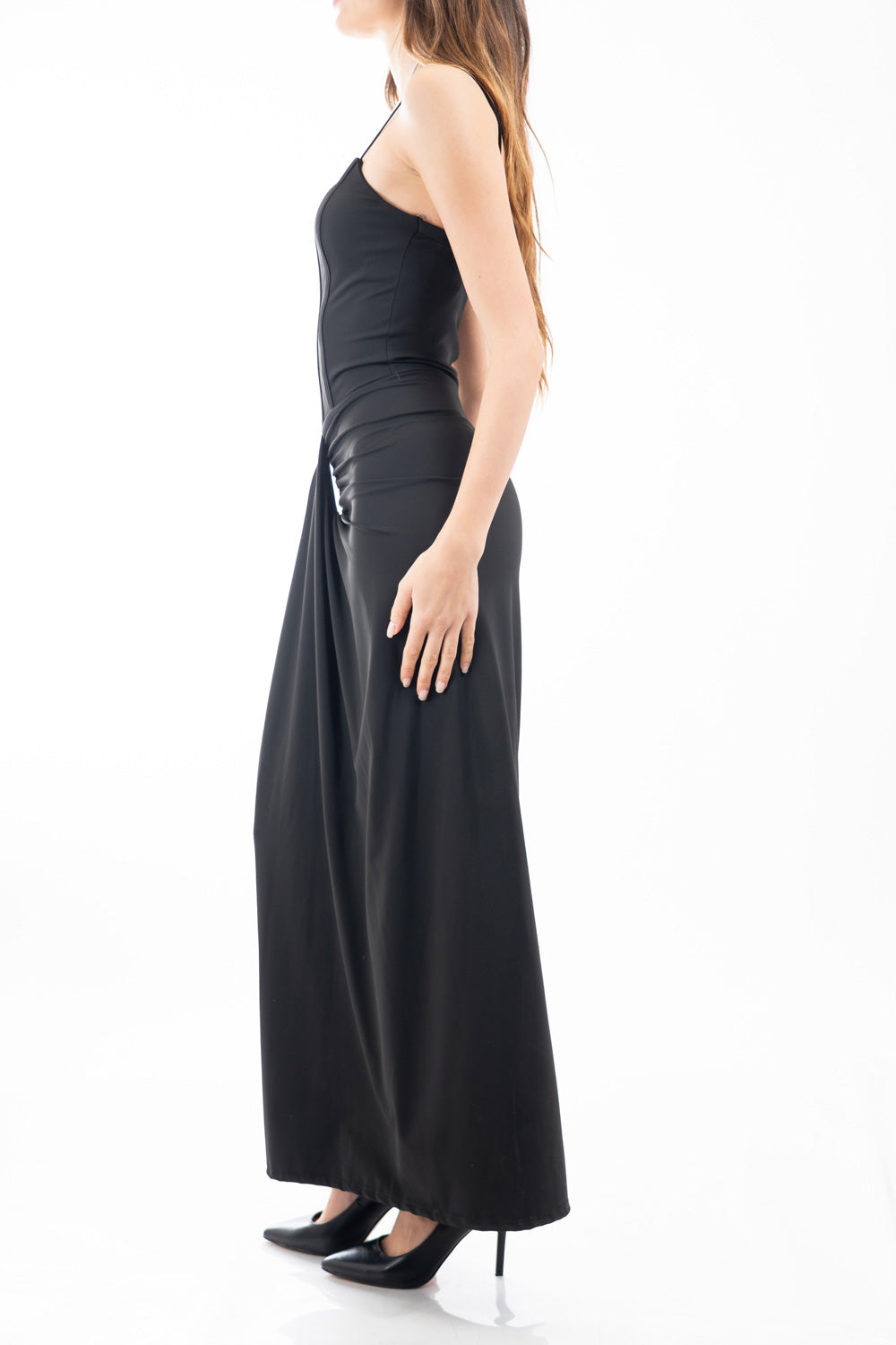 modella indossando Abito lungo aderente in maglina elasticizzata con corpetto bustier e drappeggio frontale colore