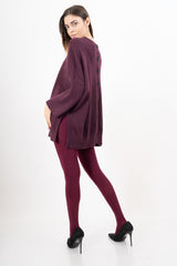 modella indossando Maglia lunga in misto viscosa con bottoni sul retro colore Prugna Unica