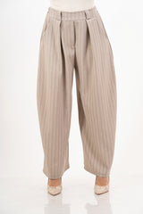 modella indossando Pantalone gessato morbido con elastico in vita – taglia unica colore Fango Unica