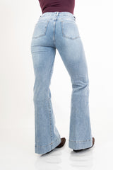 modella indossando Jeans flare in denim elasticizzato – Lavaggio chiaro colore