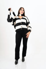 modella indossando Cardigan a righe in misto lana con sciarpa coordinata colore