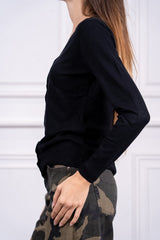 modella indossando Cardigan Elowen scollo V colore