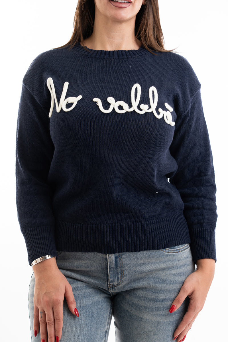 modella indossando Maglia over misto cotone con scritta ricamata “No Vabbé” colore Blu-Bianco Unica