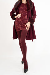 modella indossando Cappotto in panno rigato Bordeaux con collo in pelliccia colore