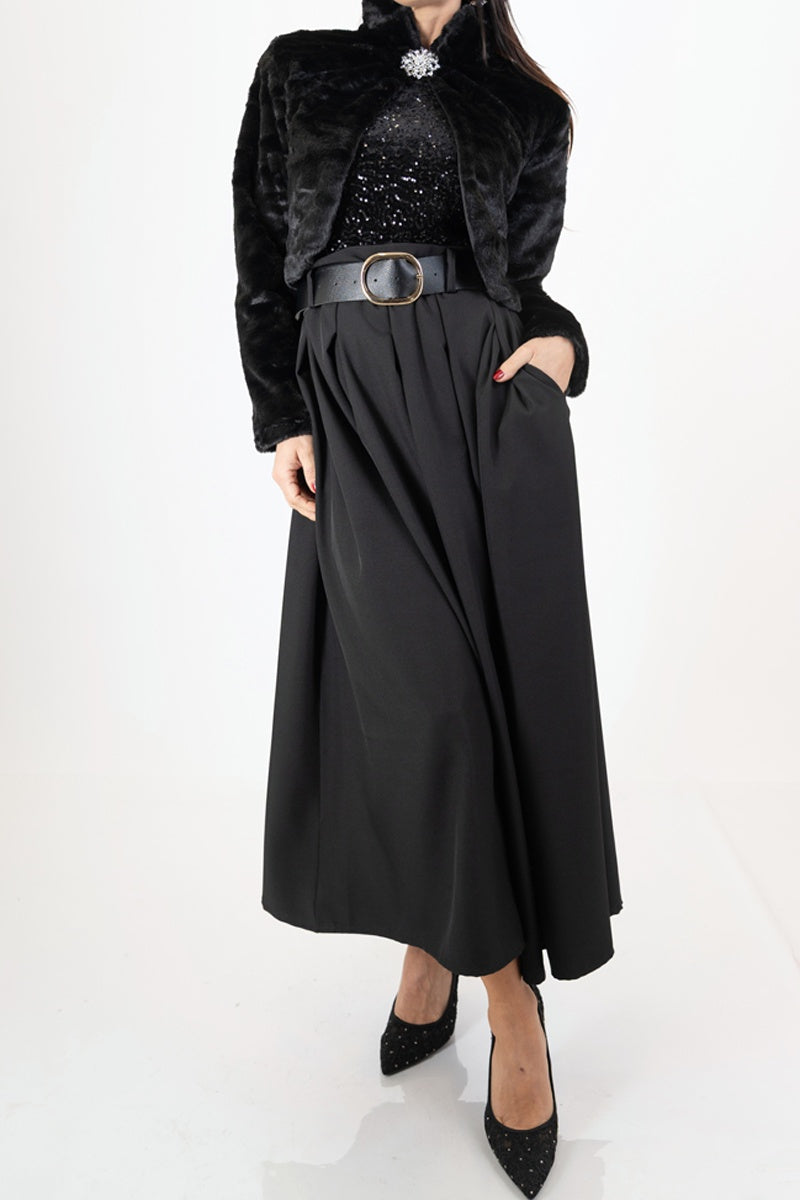 modella indossando Bolero corto in ecopelliccia con bottone gioiello colore