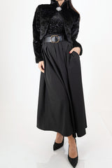 modella indossando Bolero corto in ecopelliccia con bottone gioiello colore