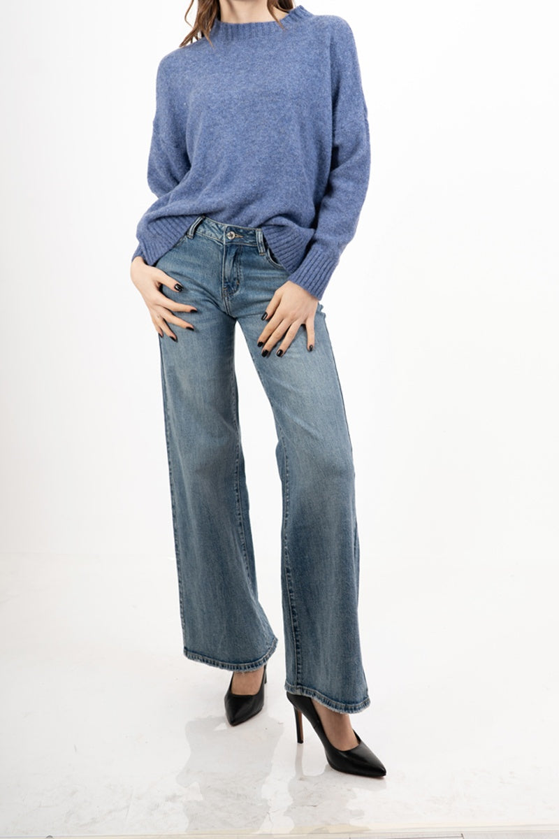 modella indossando Maglia girocollo morbida a spalla scesa in filato caldo colore