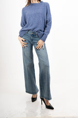 modella indossando Maglia girocollo morbida a spalla scesa in filato caldo colore