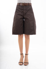modella indossando Bermuda morbido con tasche applicate in cotone elasticizzato e cintura colore Marrone