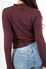 modella indossando Maglia SoftLurex con micro paillettes e volant colore