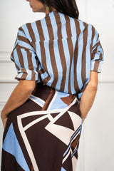 modella indossando Camicia in Cotone Leggero a Righe Bicolore Made in Italy colore