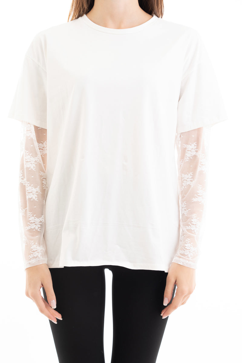 modella indossando Maglia over in cotone elasticizzato con manica lunga in pizzo colore Bianco Unica
