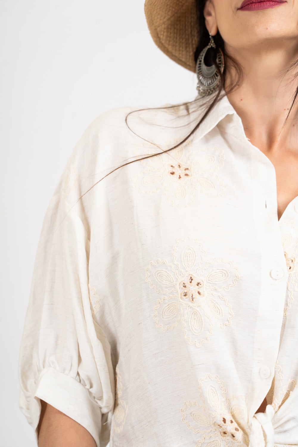 Camicia ampia con ricami floreali e nodo.