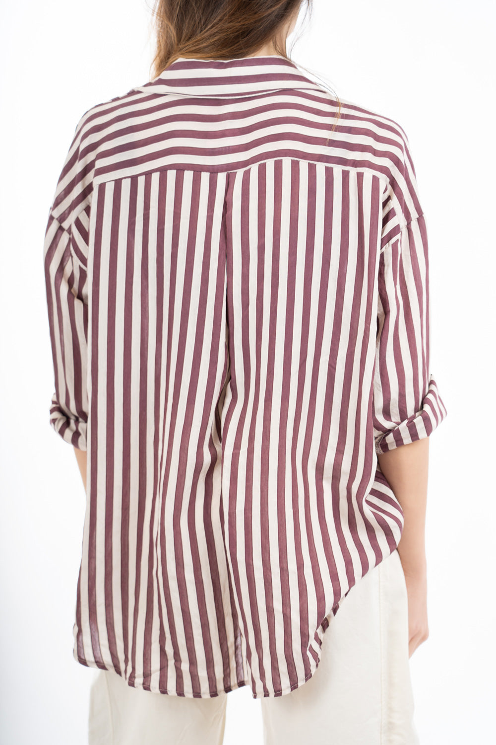 modella indossando Camicia lunga a righe in viscosa con lavorazione jacquard colore