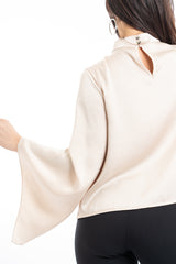 modella indossando Blusa in raso con maniche pipistrello e scollo a goccia colore