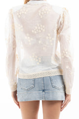 modella indossando Camicia ricamata velata con passamaneria e chiusura decorativa colore