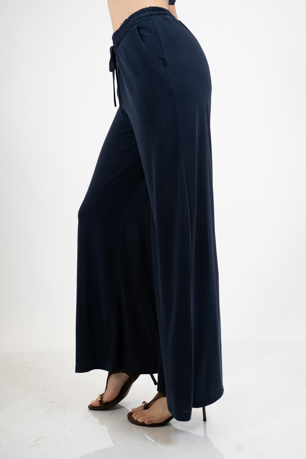 Pantalone palazzo in viscosa elasticizzata con coulisse Made in Italy.