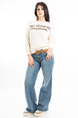 modella indossando Maglione girocollo con scritta “Ho sempre ragione” in cotone misto colore