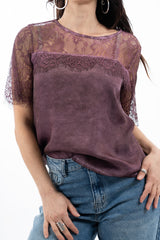 modella indossando Maglia over in viscosa con inserti in pizzo floreale colore
