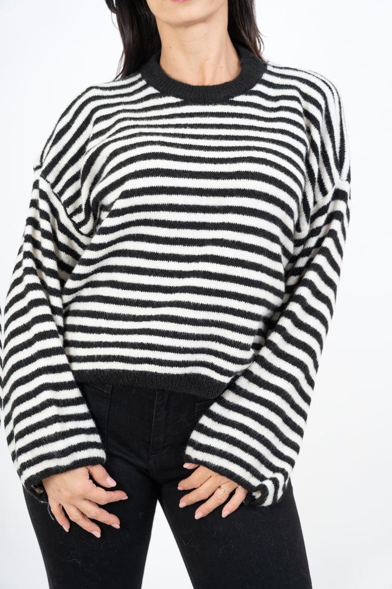 modella indossando Maglioncino Candy Lines rigato over colore Nero Unica